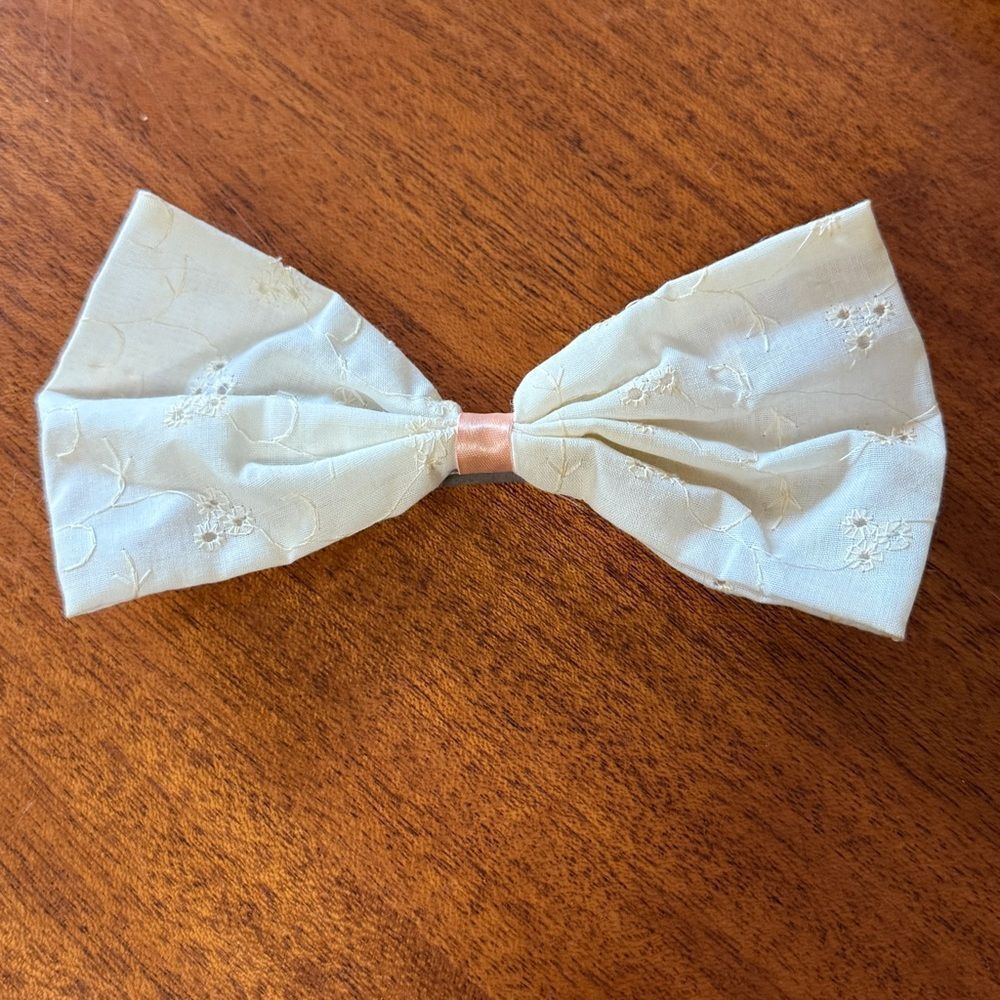 Vintage Eyelet Fabric Cream and Pink Bow Tie Hair Bow - Picture 2 of 10